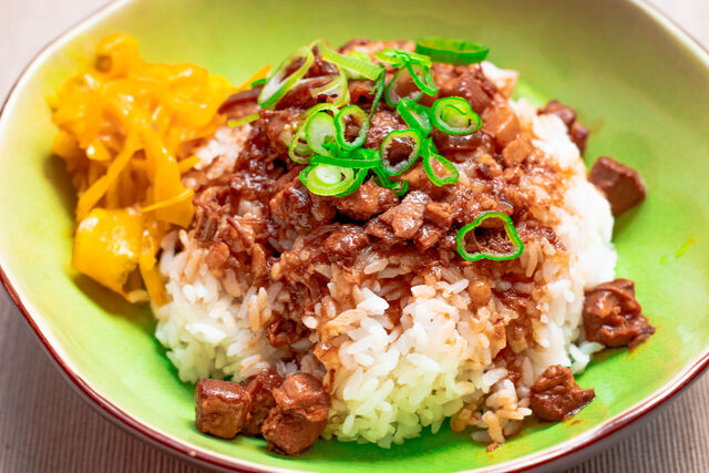 Lu-Rou Fan 滷肉飯:
geschmorte Schweinefleischsauce auf Reis (Taiwan-Streetfood)
