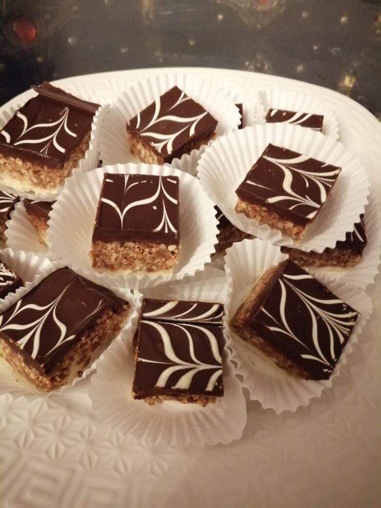 Feuilleté cacahouète chocolat noir et blanc
