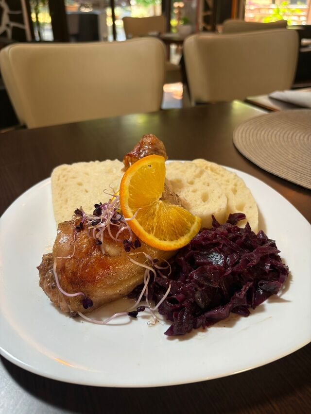 Kačacie stehno, domáce knedle, dusená červená kapusta