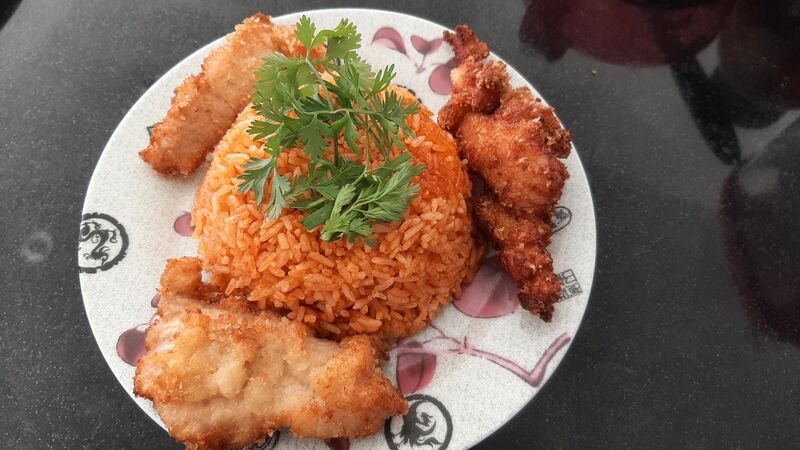 Plat : Riz à la tomate avec ses aiguilletes de dinde frits