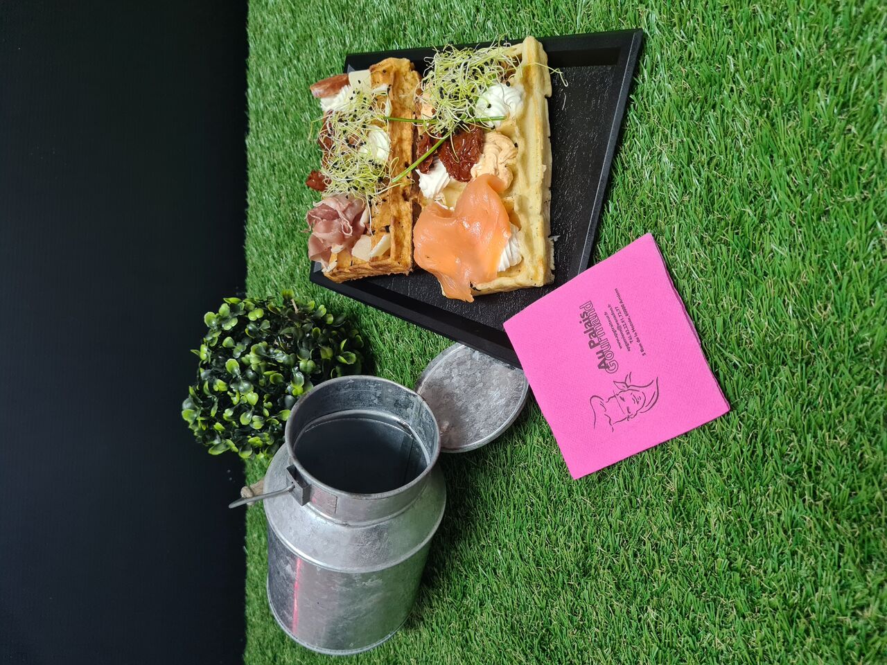 Formule du midi accompagné de sa salade pour une pause rapide n'hésitez à consulter notre carte.