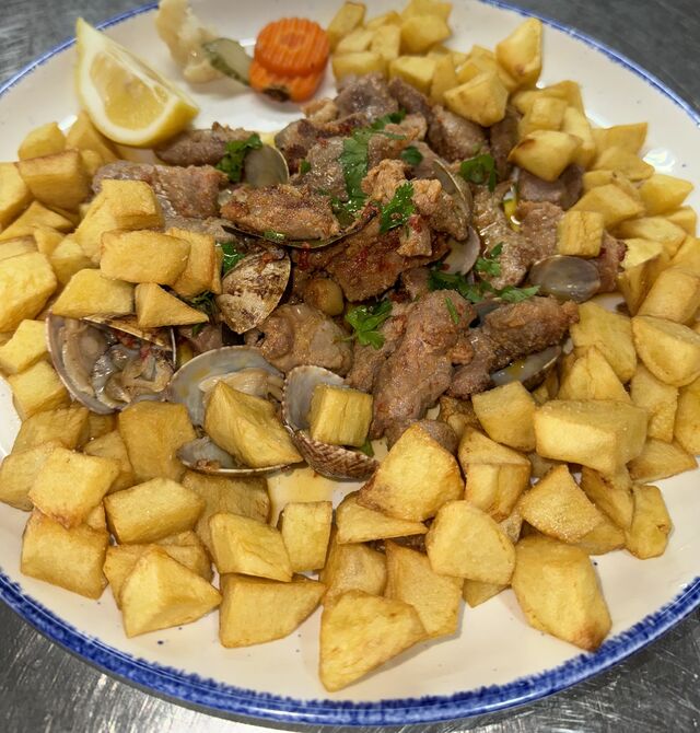 Carne de porco com amêijoas 