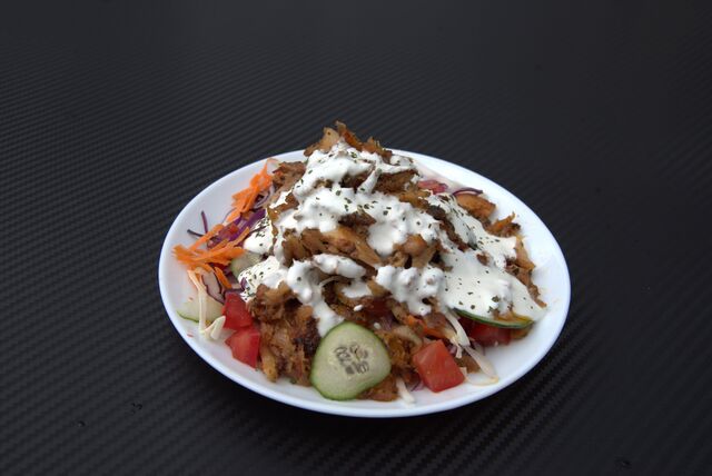 Fitt saláta friss zöldségekkel, gyros hússal, zöldfűszeres öntettel.