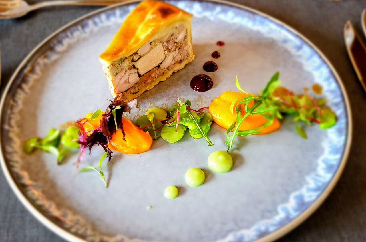 Tourte froide de lapin, carotte au raifort, fèves à l’estragon et pickles