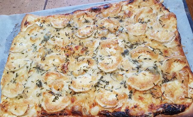 Pizza apéritive blanche chèvre miel 