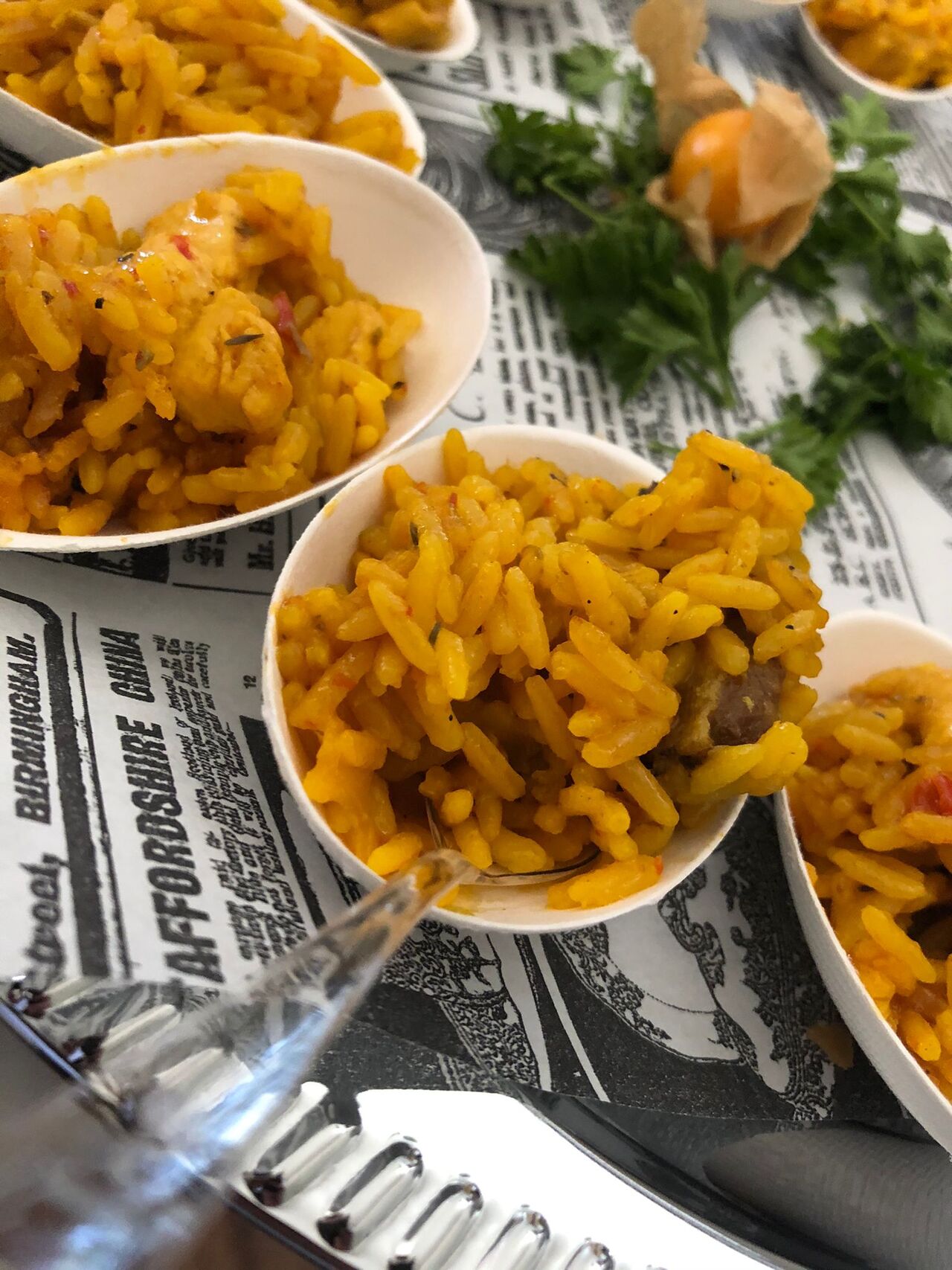 Aperitivo de arroz campero con pollo de corral y costillas ibéricas
