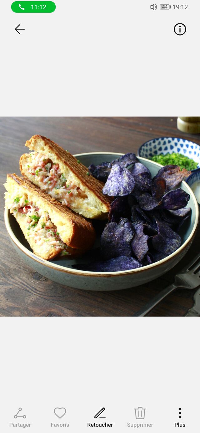 Lobster roll mayonnaise citronnée et ciboulette. 