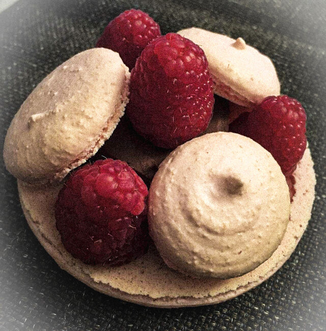 • MACARON CHOCOLAT / FRAMBOISE •
En portion individuelle comme ici, possibilité de le faire en gâteau jusqu'à 10 parts.