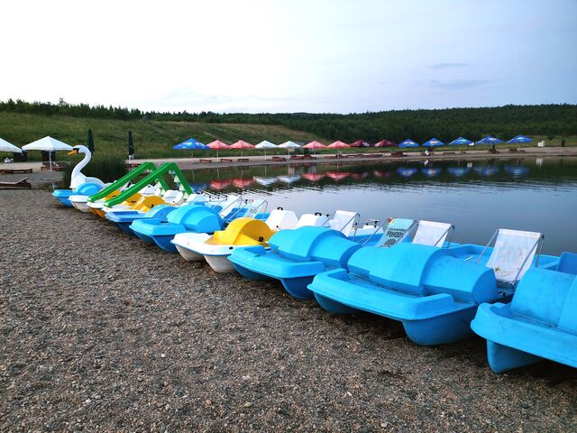 Máme k zapůjčení velký výběr ruzných druhů šlapadel s lehátky nebo skluzavkou.