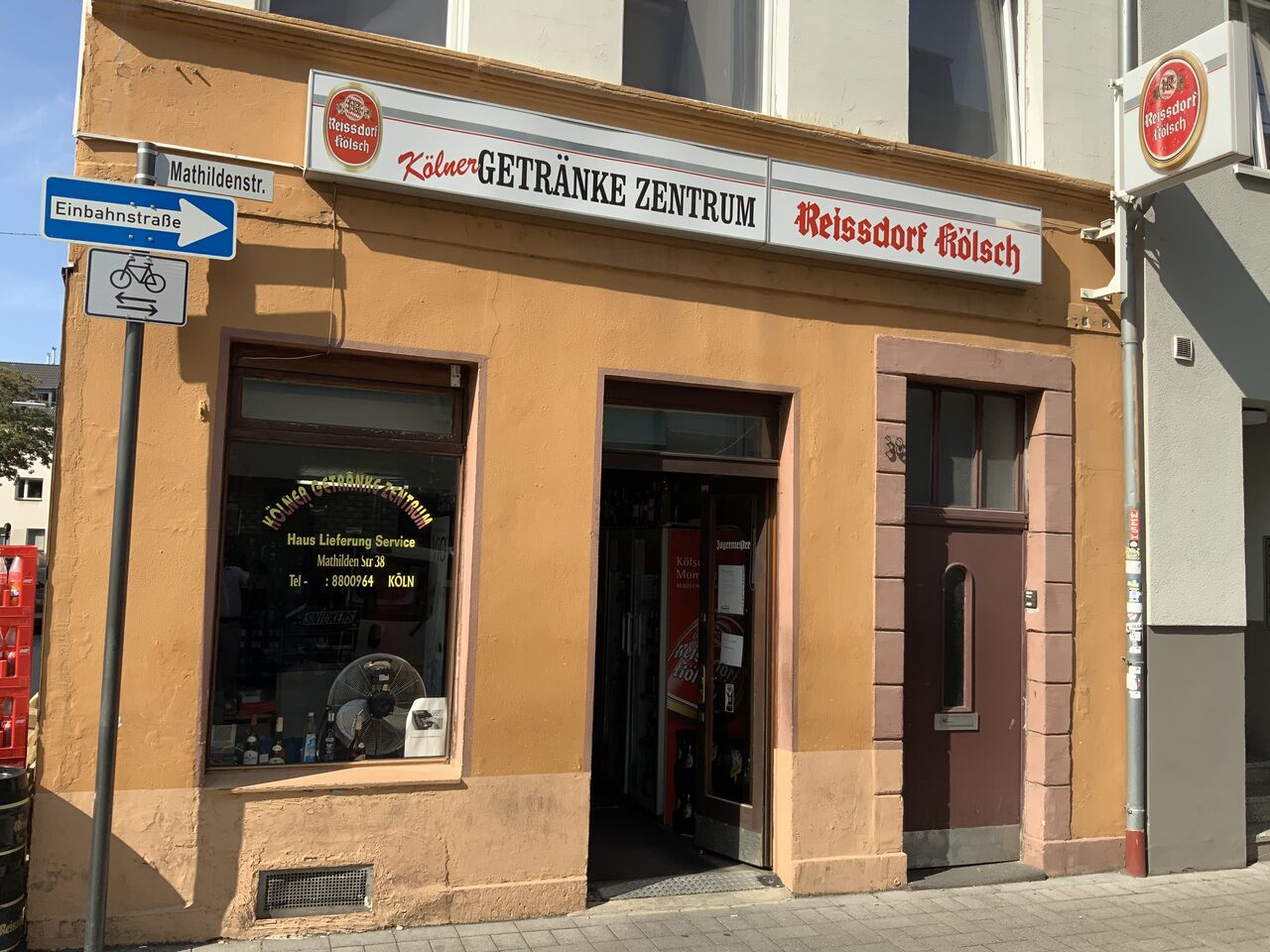 Wir bieten gekühlte Getränke, Tabakwaren und Süßwaren für unterwegs an.