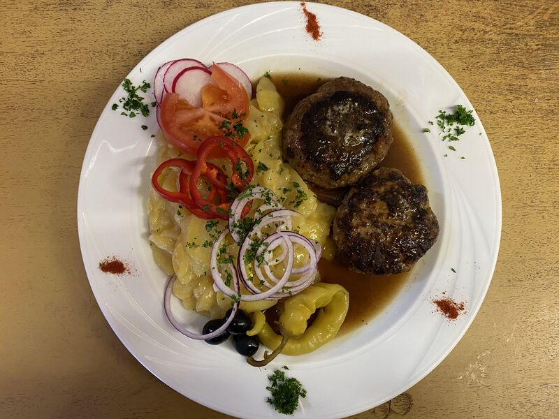 Fleischküchle mit Kartoffelsalat