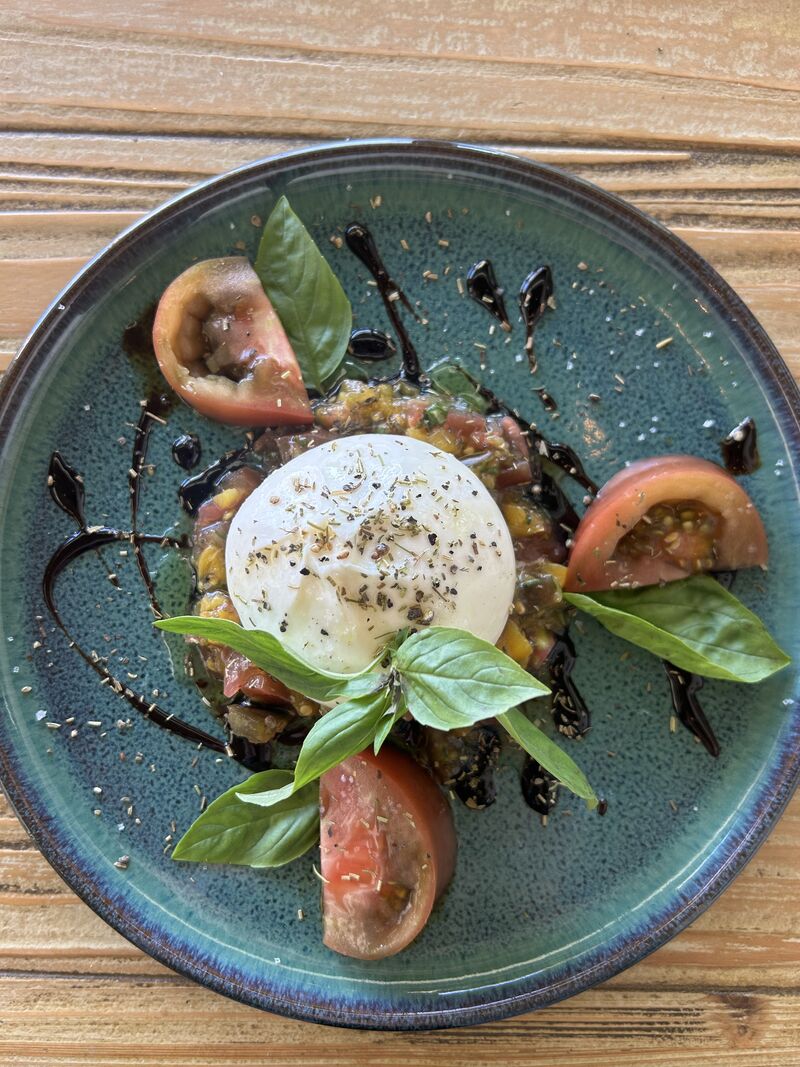 Burrata Pugliese / Tomates, pêches & basilic