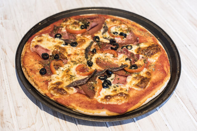 Pizza de 30 cm con salsa de tomate, queso mozzarella, jamón, champiñones, aceitunas negras y muchos mas ingredientes 