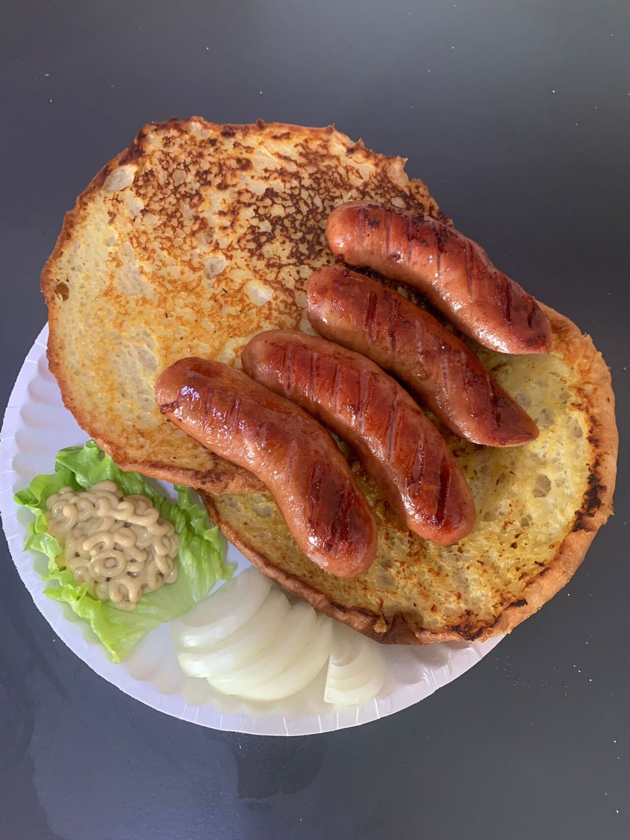 KOBASICE U KEPINJI
lepinja, kobasice, senf, luk