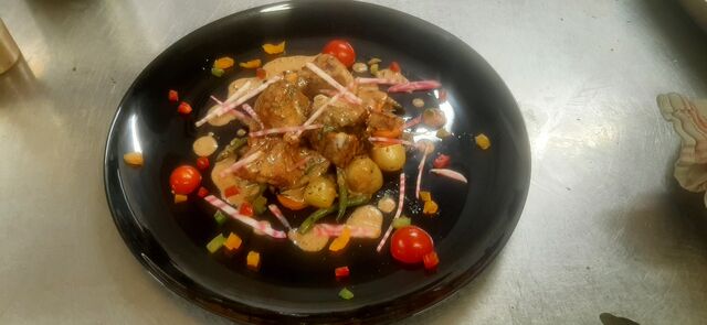 Cochon de lait grillé et légumes rôtis au four 