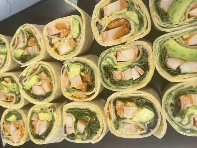 Mini wrap poulet curry avocat