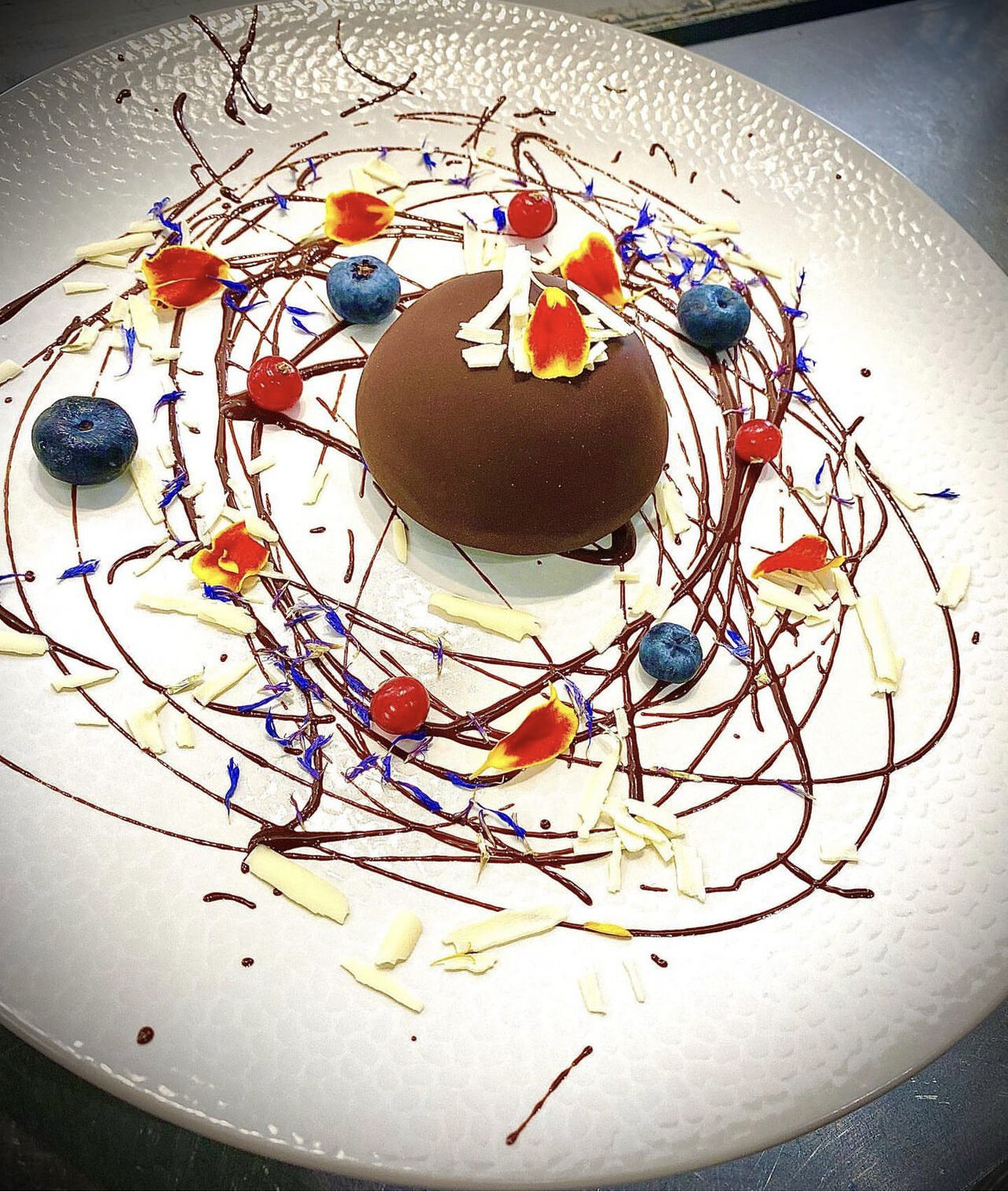 Dôme chocolat praliné et fleurs de saison