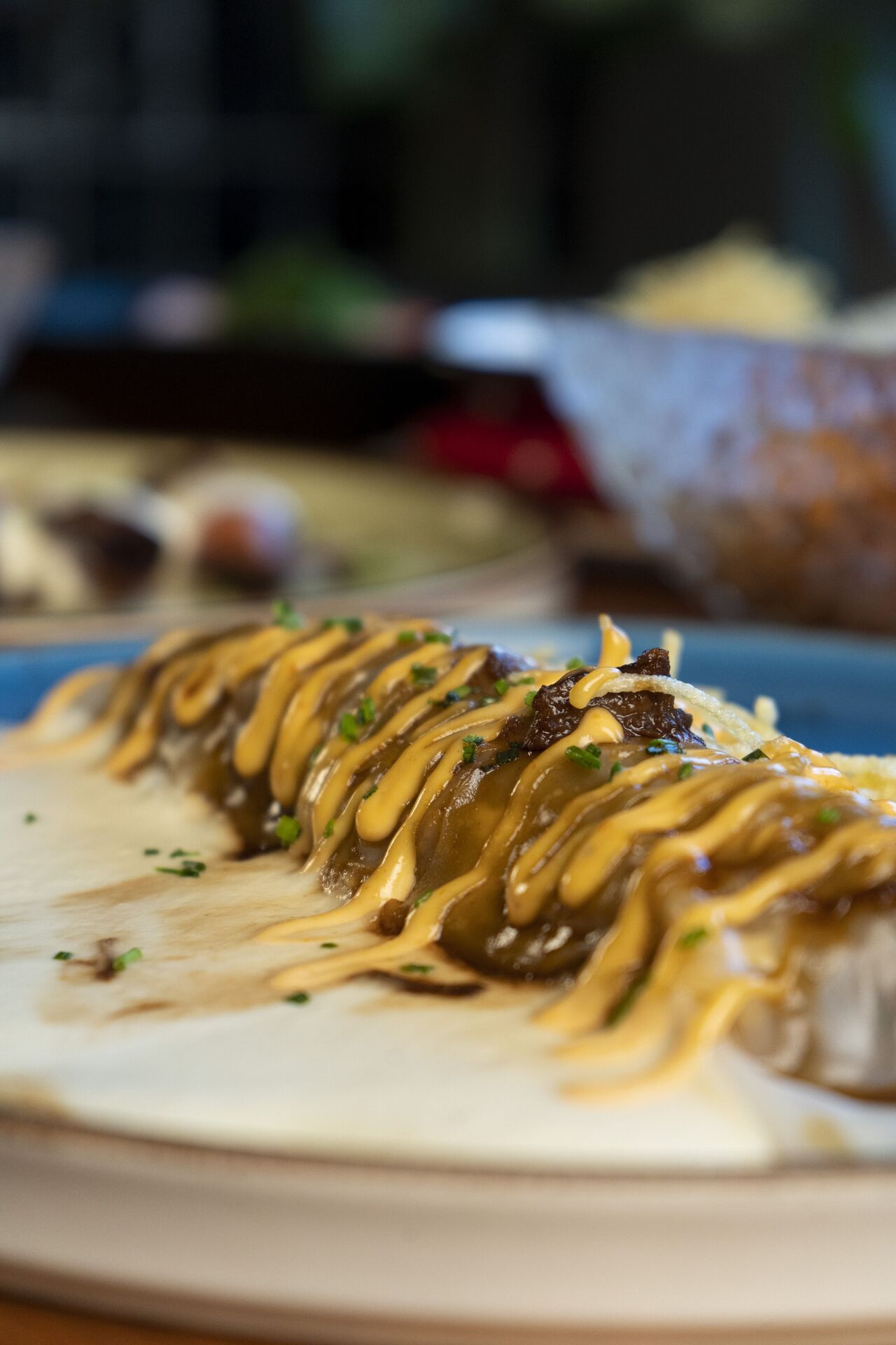 Canelon sedoso de arroz relleno de rabo de toro