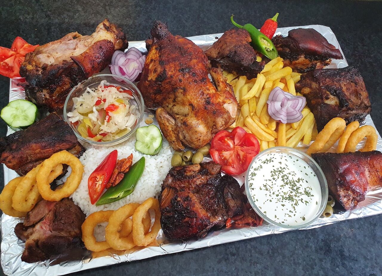 Grill kezdő, haladó és bőség tál 6-12 fő
Egész csirke - csirkecomb - pulykaszárny és comb - kolbász - oldalas - csülök - fasírt