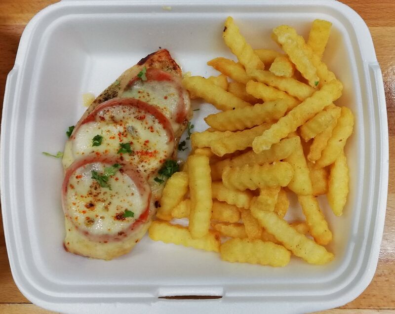 Zartes Hähnchenbrustfilet mit Tomate/Mozzarella überbacken dazu Pommes-Frites As