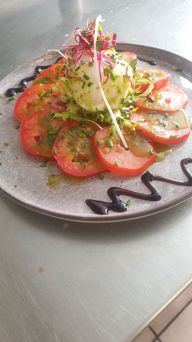 Notre Entrée tomate /mozzarella et vinaigrette au basilic