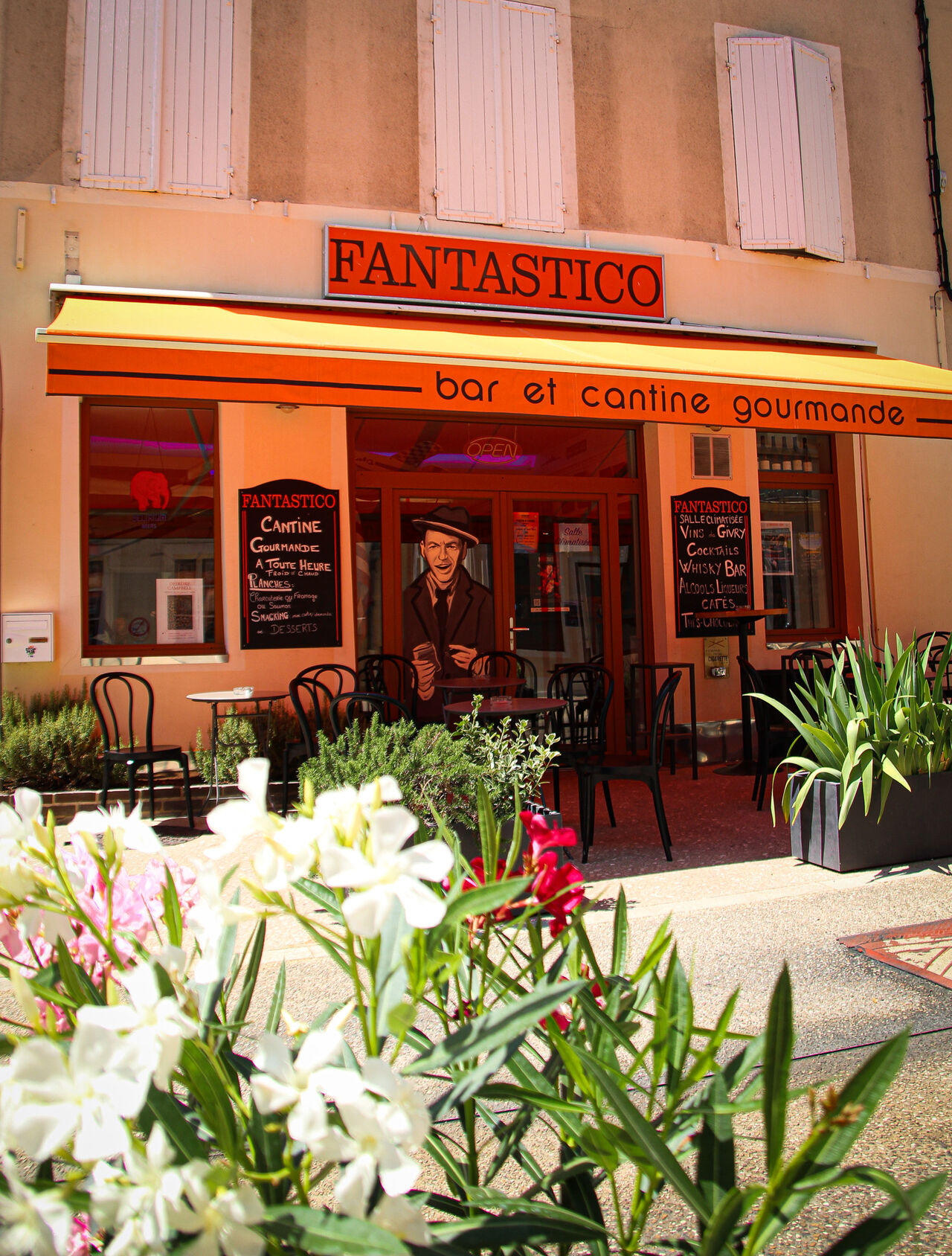 Entrée du Fantastico en été
