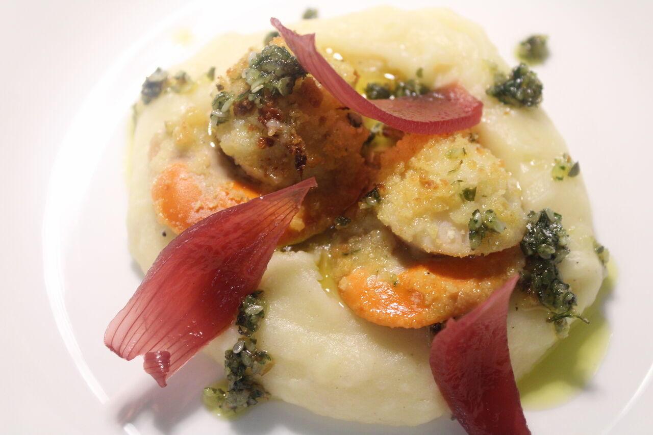 Capasanta su soffice di patata, petali di cipolla marinata e gremolada 