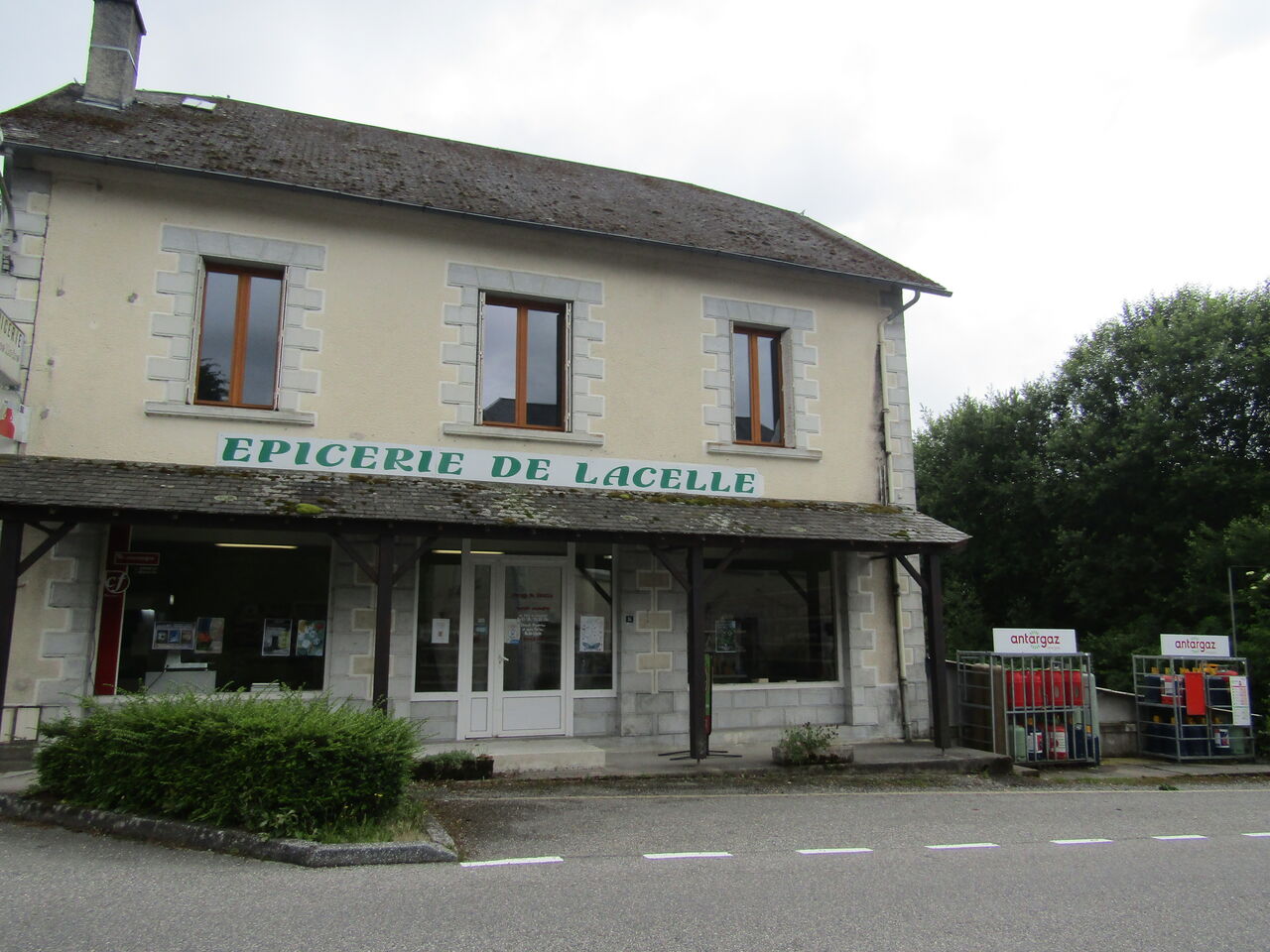 Déplacez-vous à l'épicerie de Lacelle.