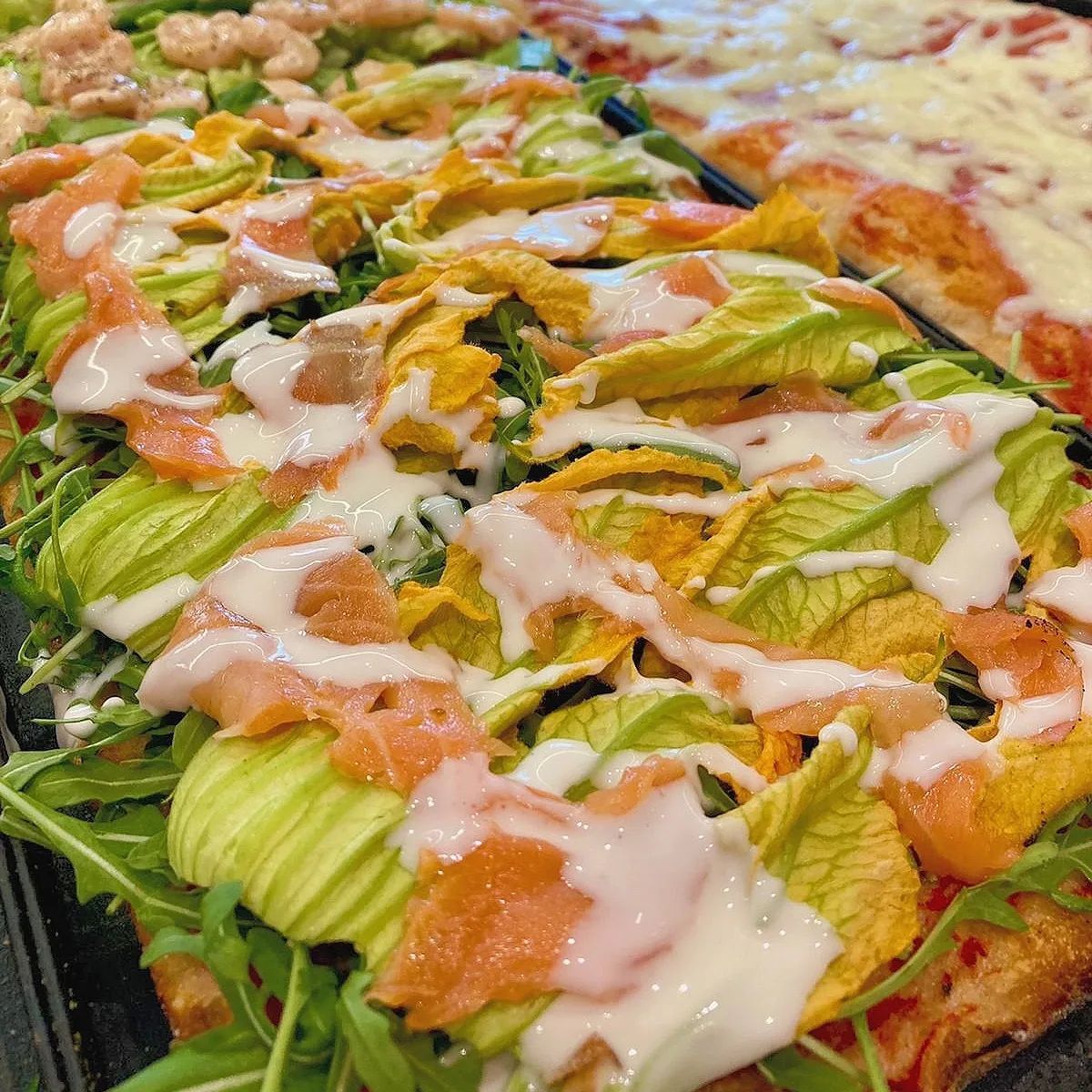 Salmone, fiori di zucca e salsa allo yogurt