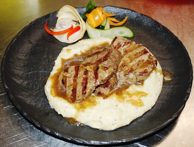 File mignon u umaku od tartufa, s pireom od lješnjaka