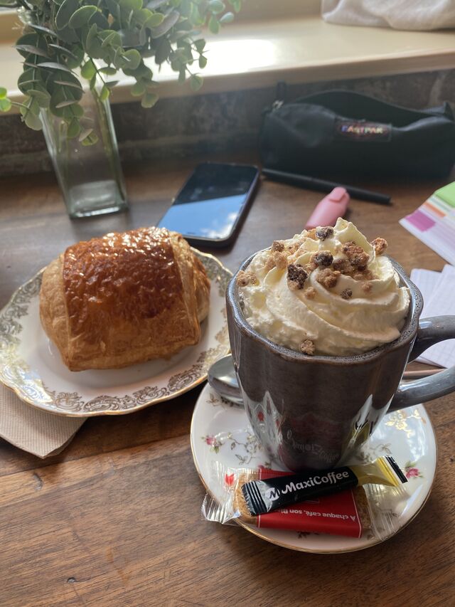 Chocolat viennois et son topping de brisures de cookies et son pain au chocolat