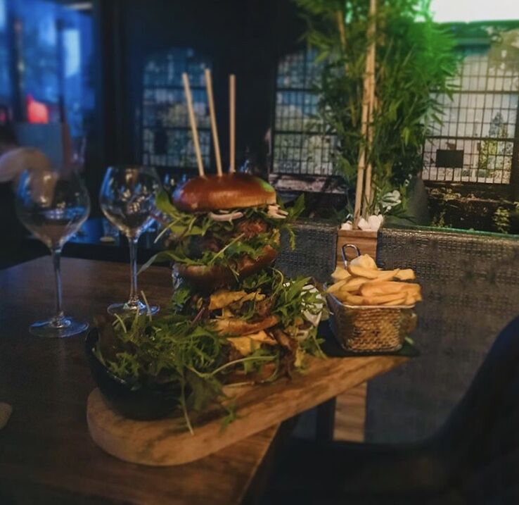 Soyez courageux ou bien accompagné, venez dévorer notre burger Monster Dallas avec ses 3 steaks de 180g !!