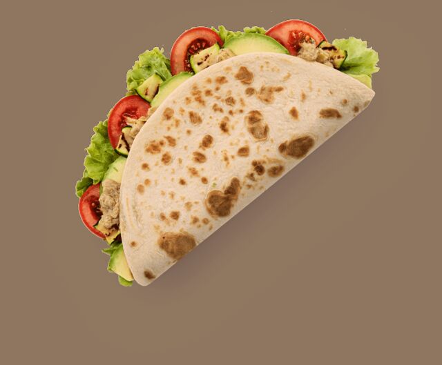 Avocado, gegrillte Zucchini, Salat, Tomate und Kichererbsencreme