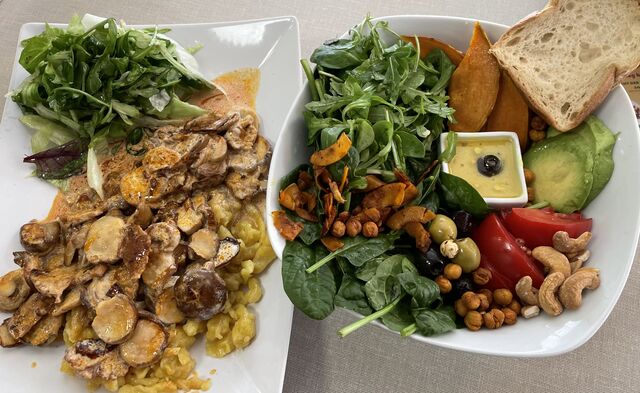 Tempeh Geschnetzeltes und Salat-Bowl