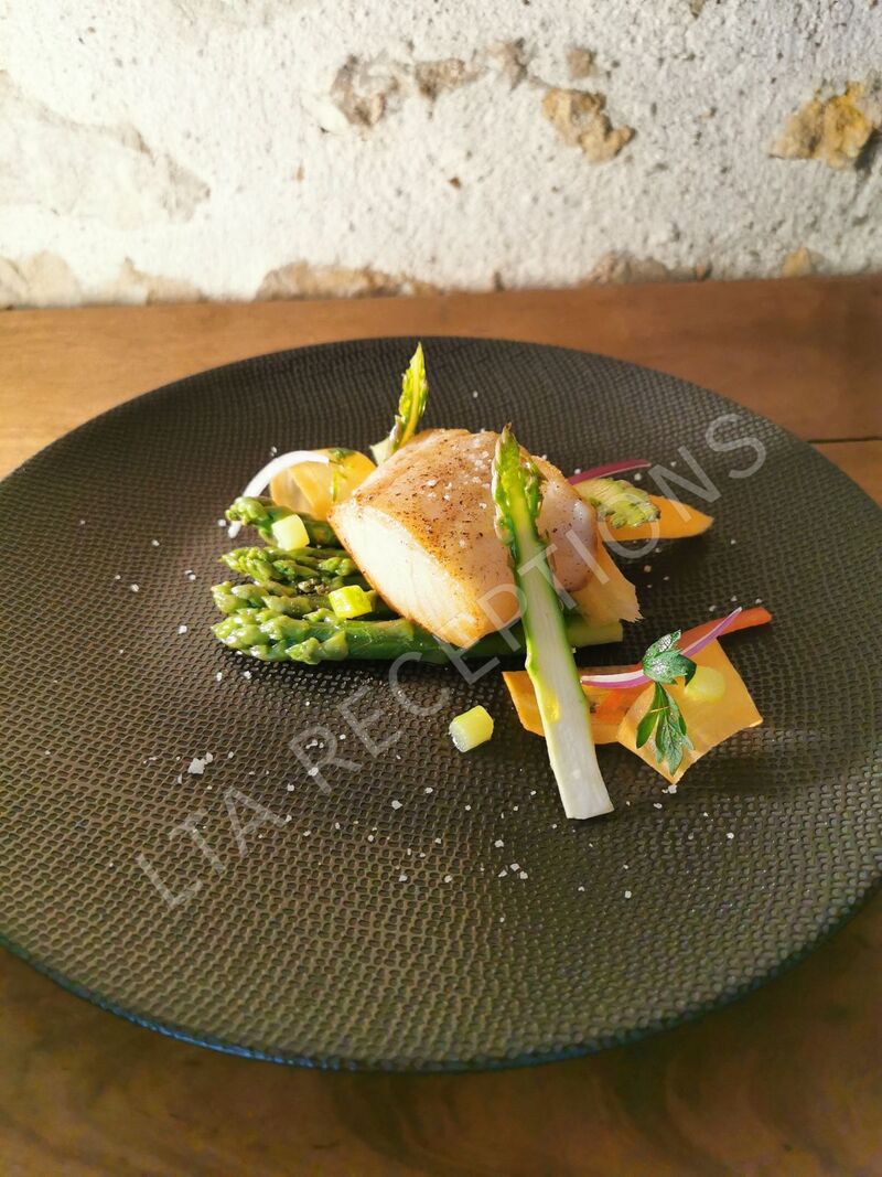 Cabillaud rôti, asperges et légumes croquants 