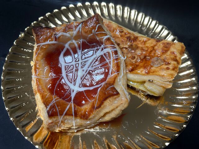 Pañuelo de frambuesa y rectángulo de avellana con crema