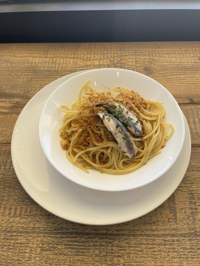 Spaghetti Alici e mollica tostata 