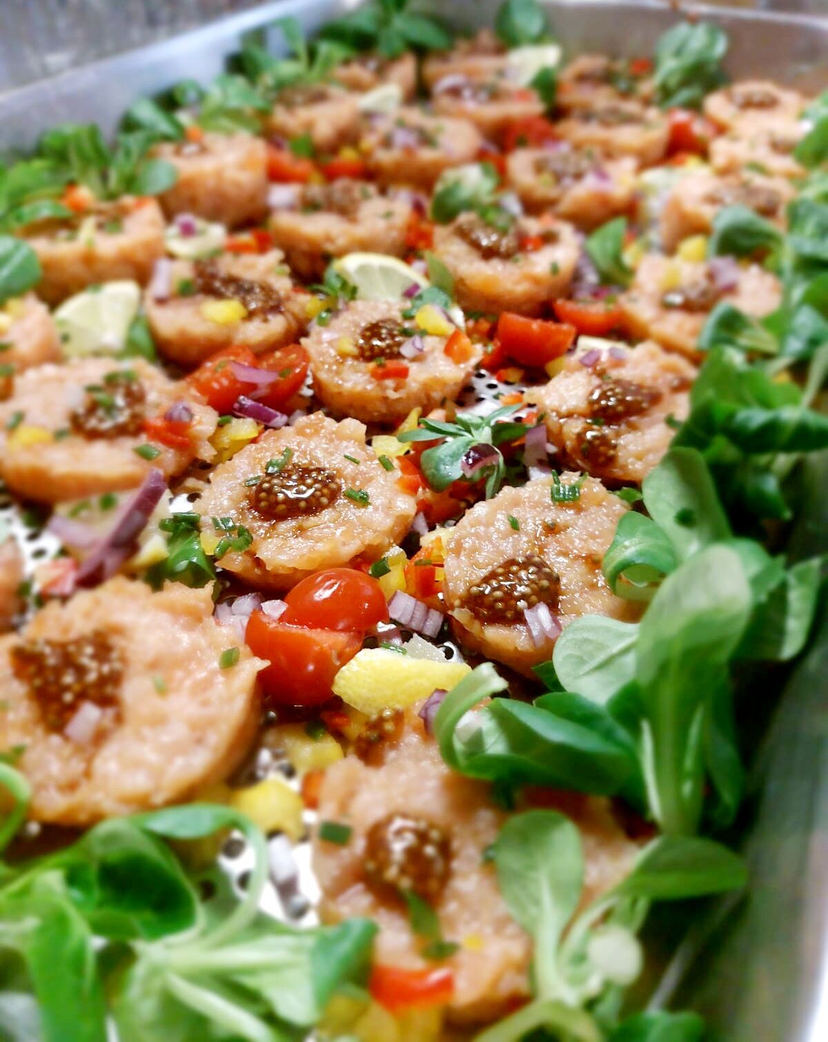 Lachstartar mit karamellisierten Senfkörnern