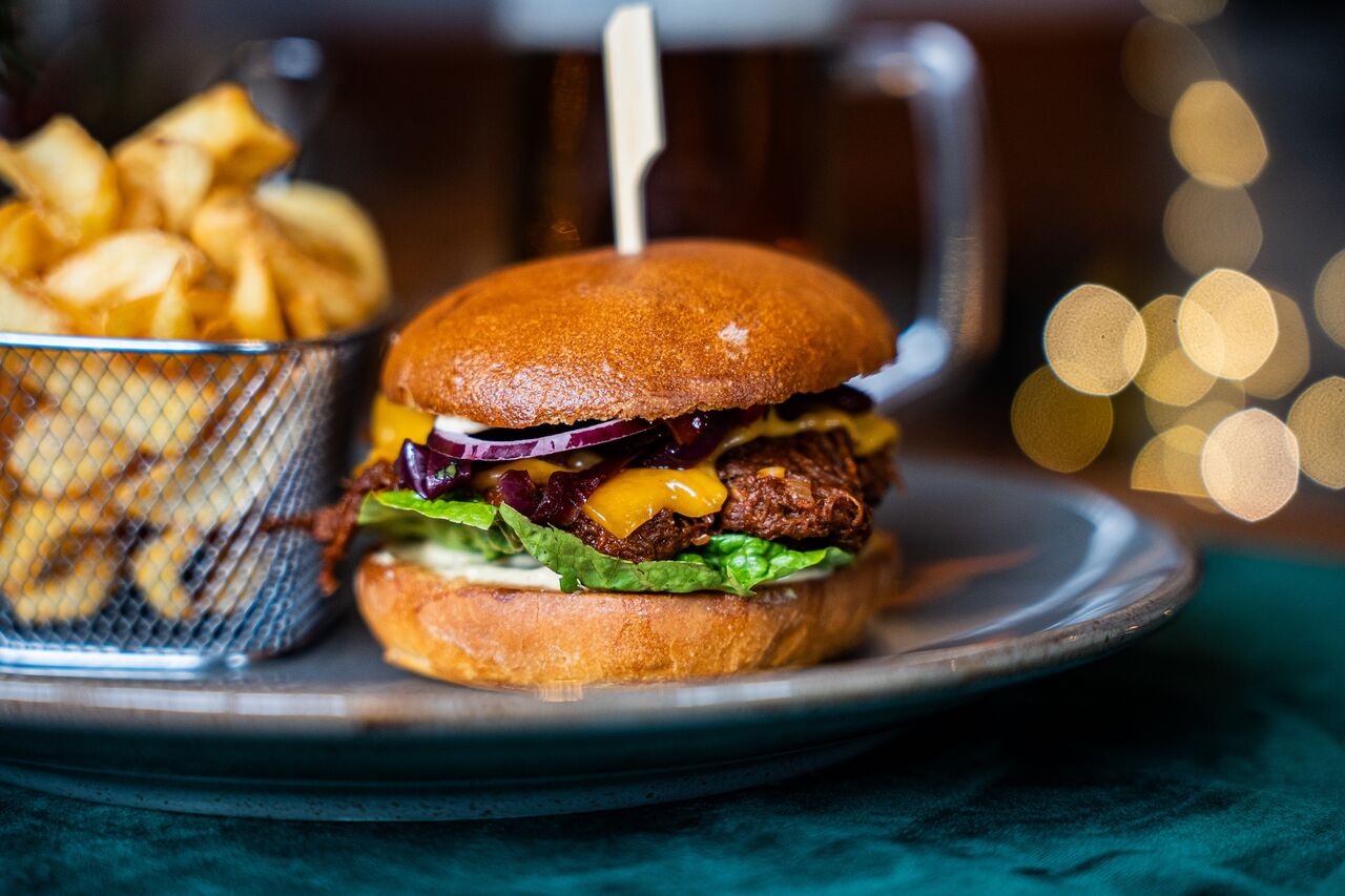 Burger z szarpaną wołowiną, frytki