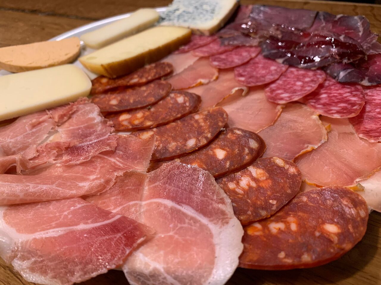 Surtido de fiambres y quesos.