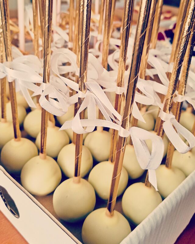 Cake pops - ciasteczkowe lizaki w białej czekoladzie