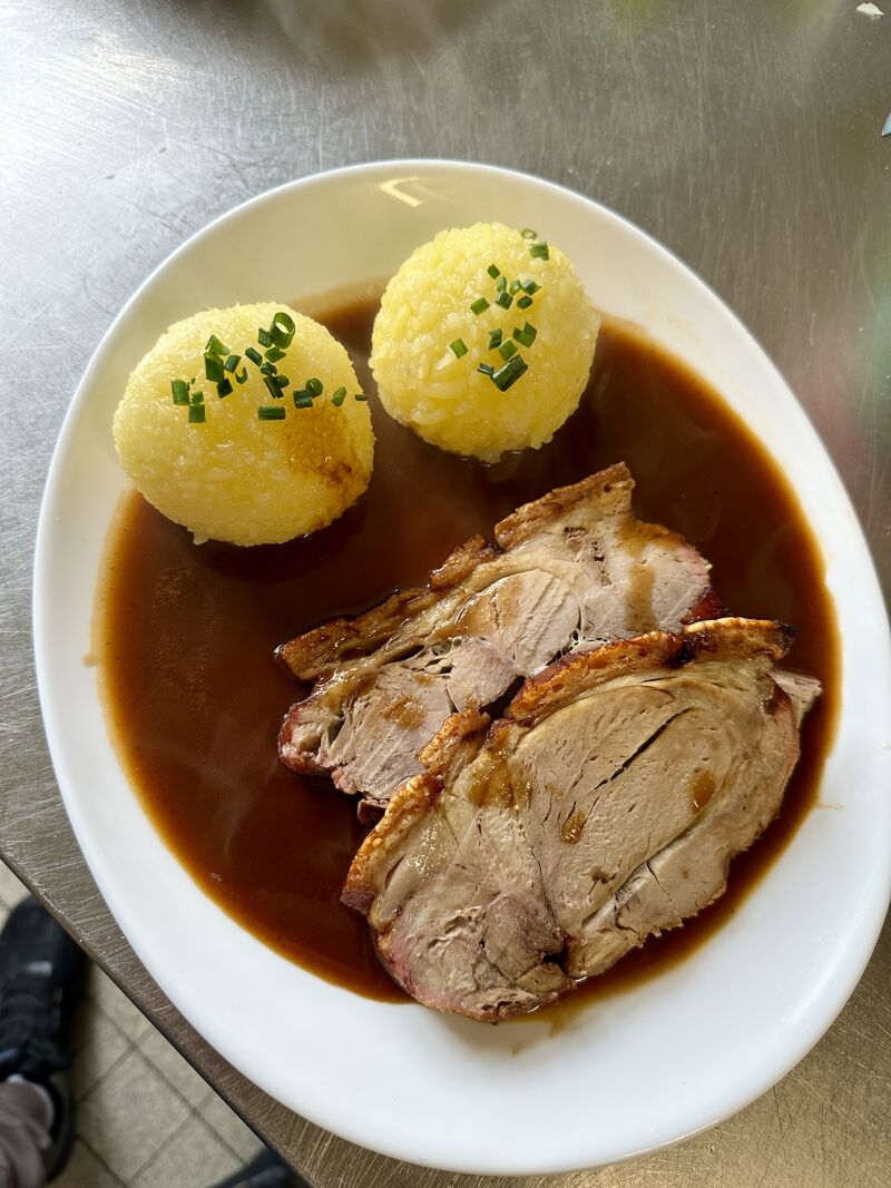 Schweine Krustenbraten mit Kartoffelknödel