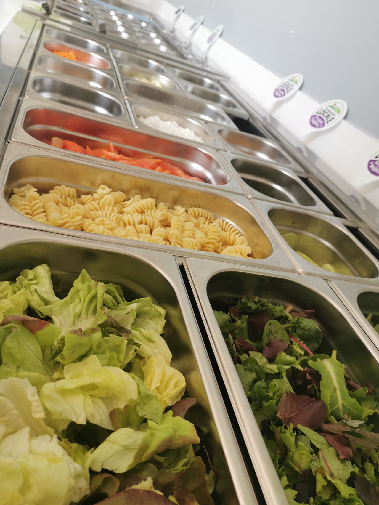 Un tout petit bout du buffet : servez-vous, à volonté dans le contenant