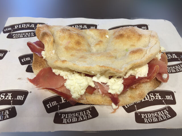 Pinsotto prosciutto crudo bufala e crema al tartufo