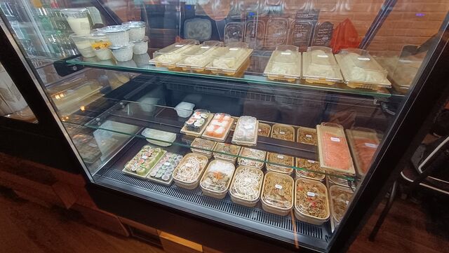 Notre vitrine sushi et Plat Thaî