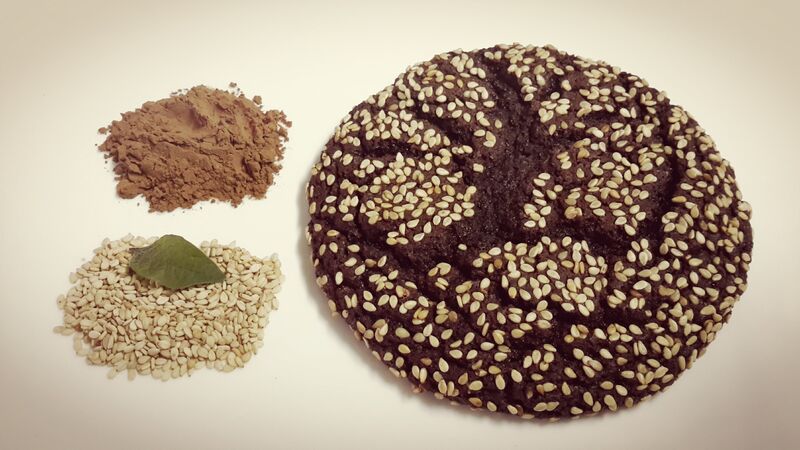Deliciosa cookie de alfarroba e sementes de sésamo. Quantidades mínimas de encomenda: caixa de 6