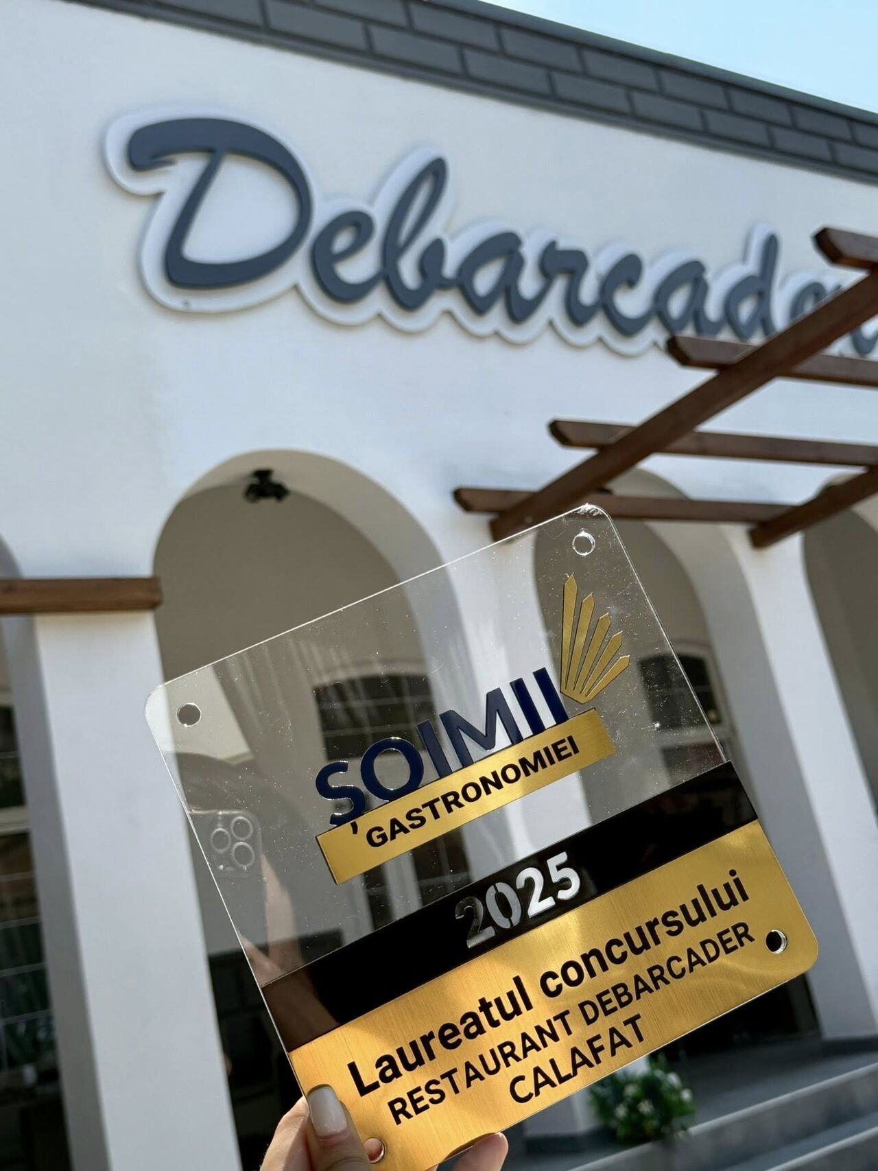 Excelența se servește la Debarcader.
