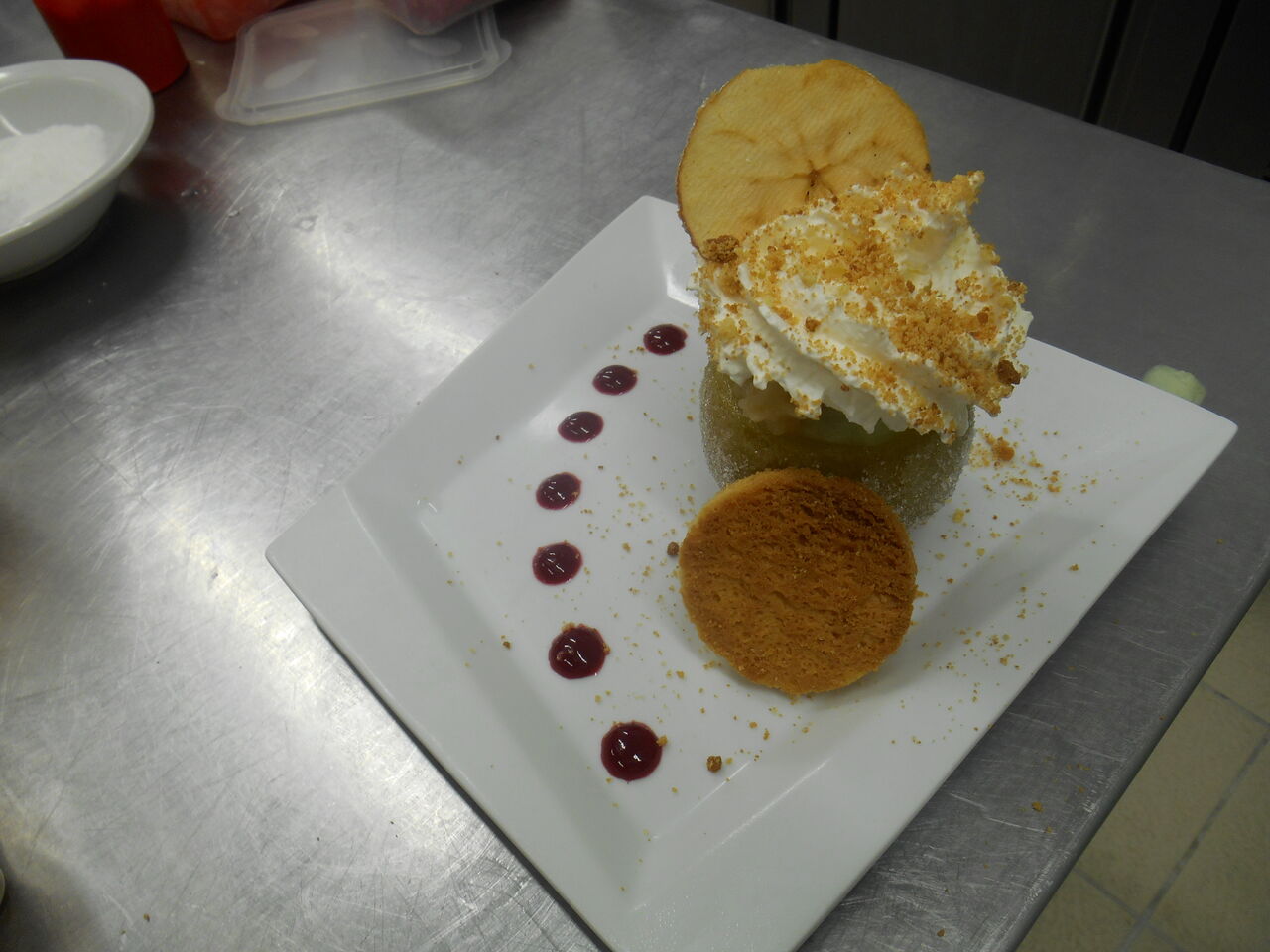 Pomme Grany Smith givrée, compotée de pommes, sorbet pomme verte, et palet Breton