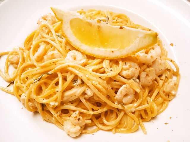 Pasta in feiner Weißwein-Sahnesauce mit Krabben und Dill