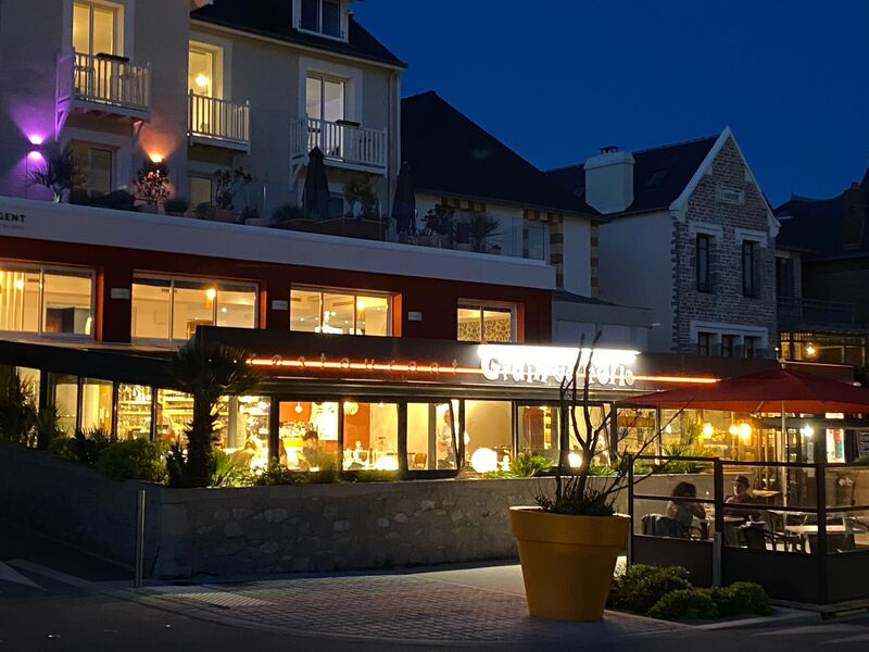 Grain de Folie by night